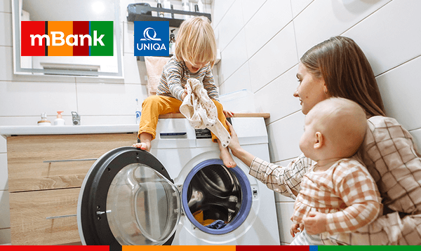 Kobieta z dwójką małych dzieci w łazience wkłada pranie do pralki. W lewym górnym rogu znajdują się logotypy mBank i UNIQA. Kobieta z dwójką małych dzieci w łazience wkłada pranie do pralki. W lewym górnym rogu znajdują się logotypy mBank i UNIQA.